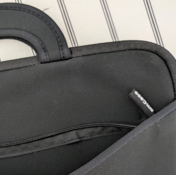 Soft carrying case for laptop or tablet - Picture 2 of 7